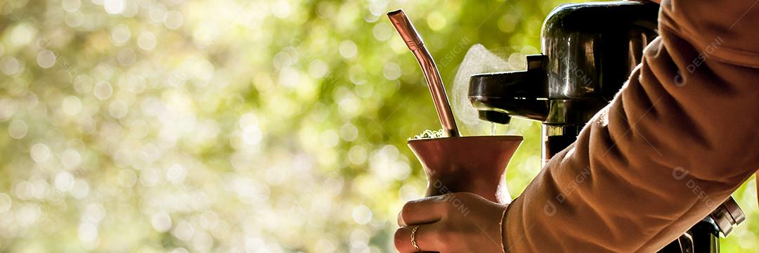 Chimarrão ou erva-mate, chá tropical do sul do Brasil formato ao ar livre