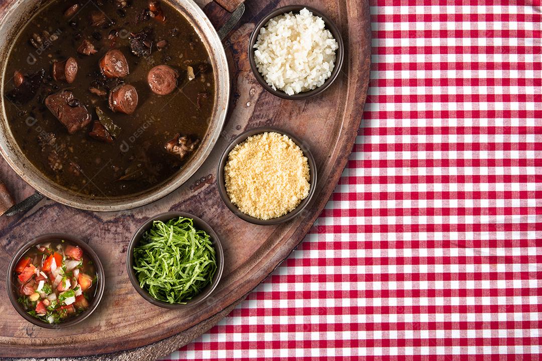 feijoada brasileira. Comida tradicional brasileira. vista do topo