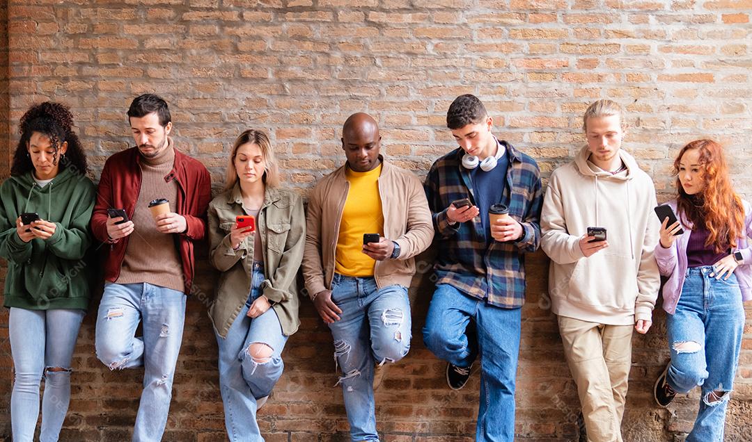 Grupo de amigos multirraciais usando smartphones para compartilhar conteúdo nas redes sociais