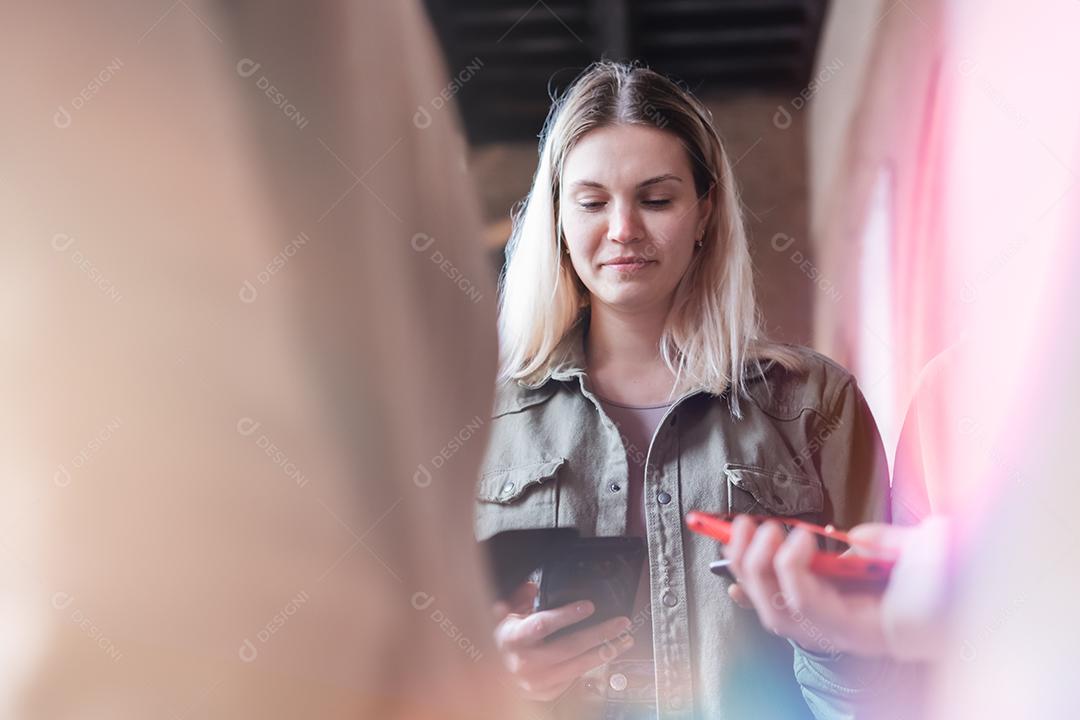 Mulher com amigos descolados usando tablet smartphone moderno - amizade de inicialização de negócios