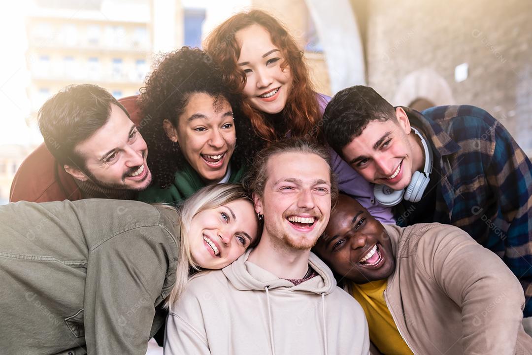 Grupo de jovens multirraciais tirando selfie com um smartphone - Conceito de estilo de vida feliz com jovens estudantes