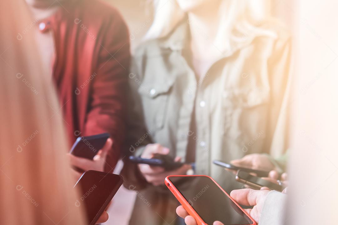 Grupo Adulto Hipsters Amigos Usando Mãos Moderno Smartphone Tablet - Amizade de Inicialização de Negócios