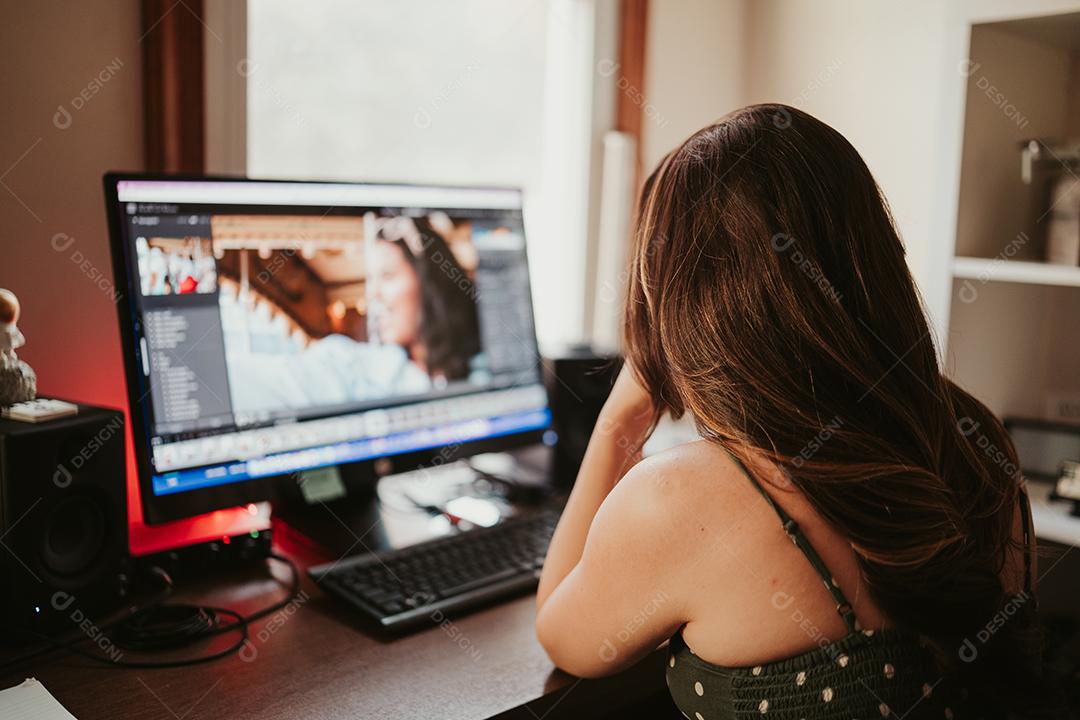 Mulher trabalhando em seu computador em seu escritório em casa