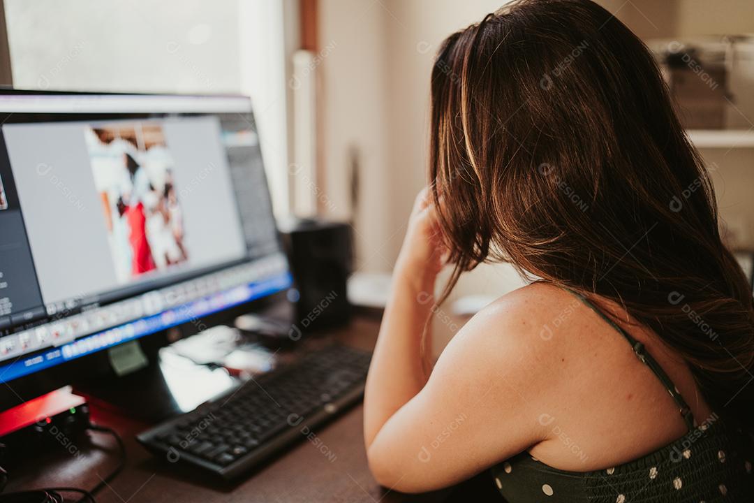 Mulher trabalhando em seu computador em seu escritório em casa