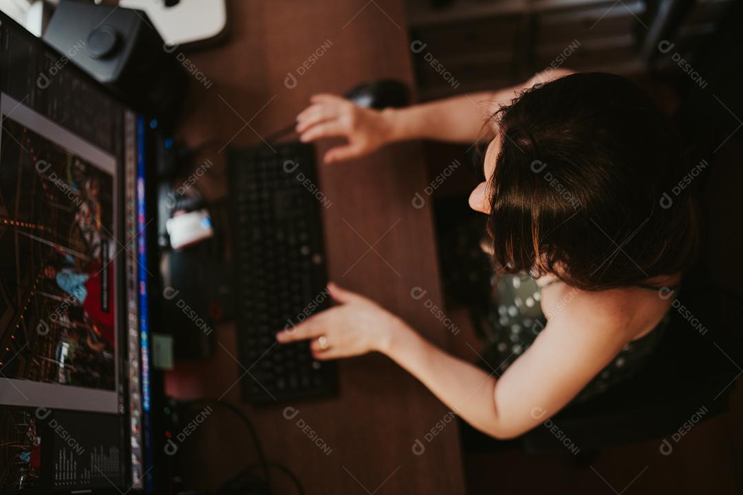 Mulher trabalhando em seu computador em seu escritório em casa