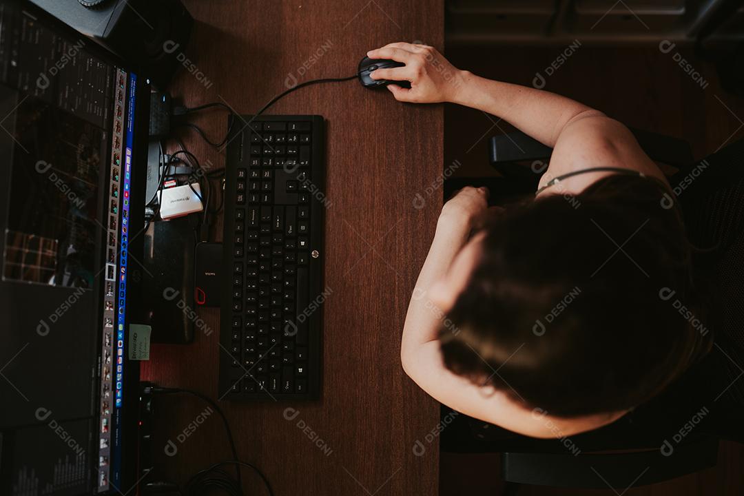 Mulher trabalhando em seu computador em seu escritório em casa