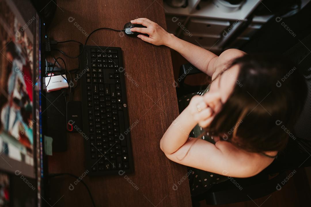 Mulher trabalhando em seu computador em seu escritório em casa