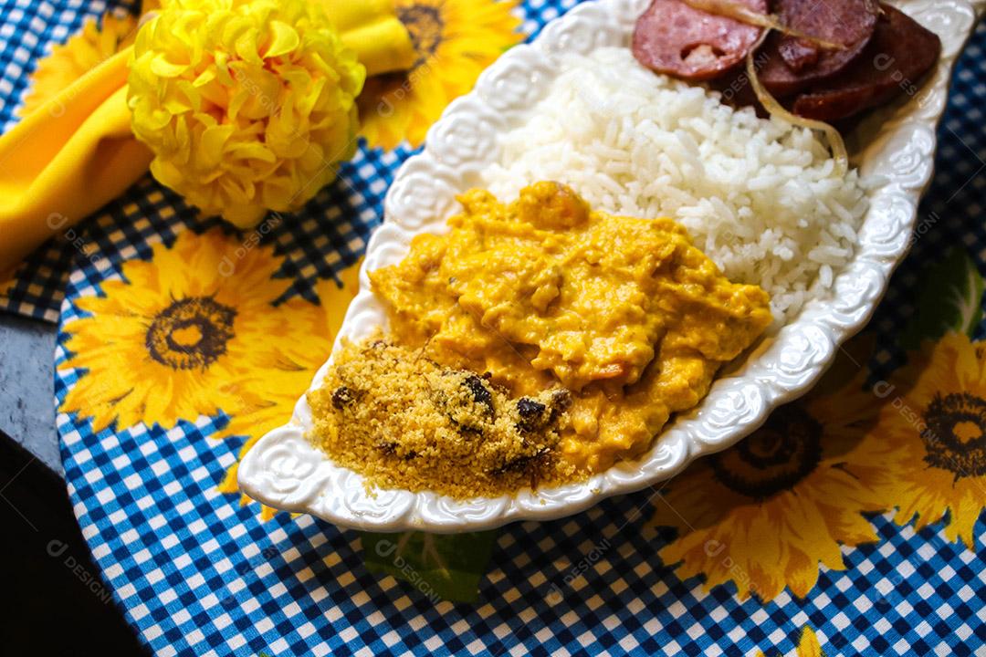 Prato de comida sobre uma mesa farofa strogonoff arroz calabresa linguiça