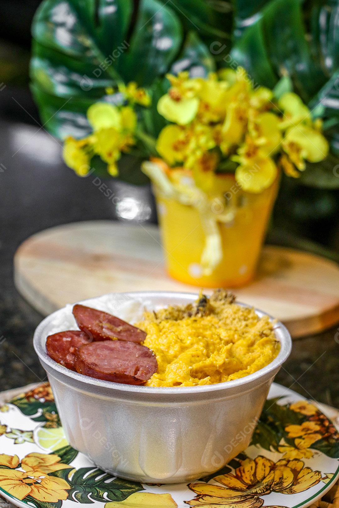 Prato de comida sobre uma mesa farofa strogonoff arroz calabresa linguiça