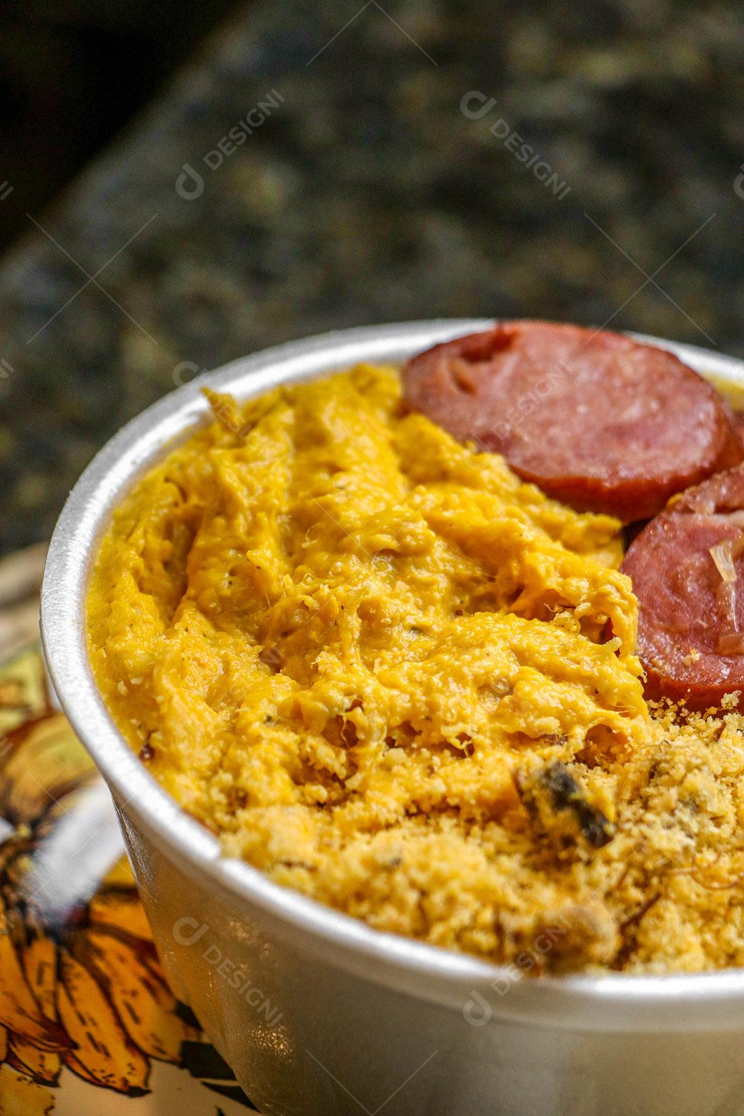 Prato de comida sobre uma mesa farofa strogonoff arroz calabresa linguiça