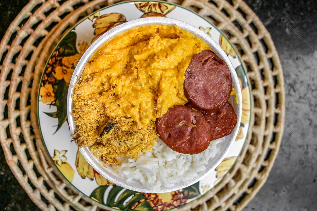 Prato de comida sobre uma mesa farofa strogonoff arroz calabresa linguiça