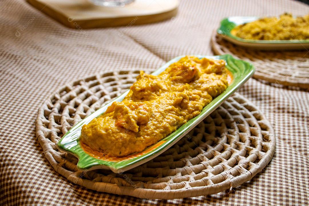 Prato de comida sobre uma mesa de restaurante