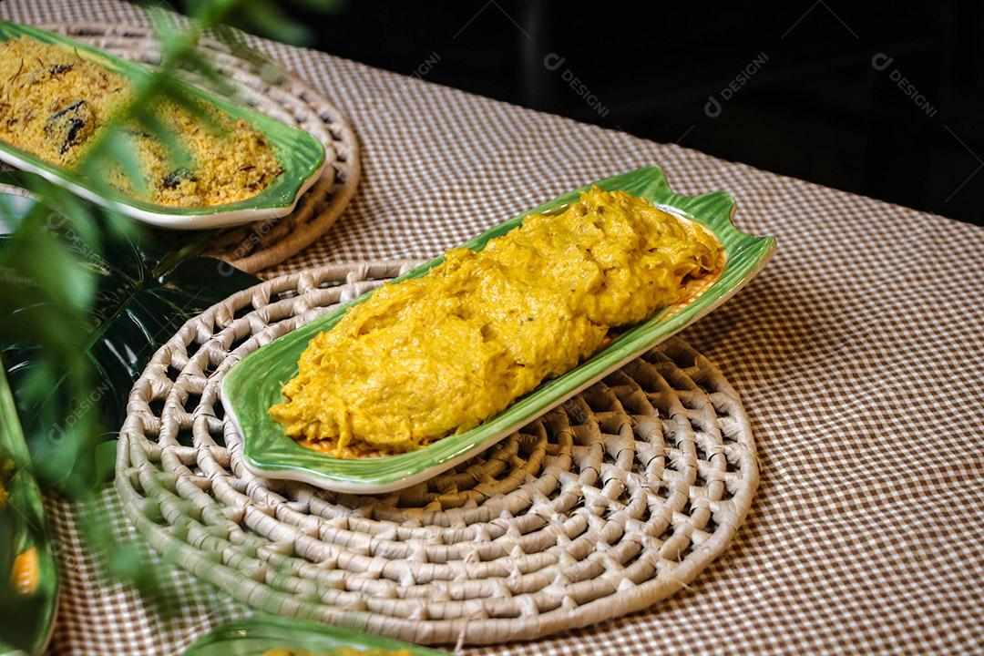 Prato de comida sobre uma mesa de restaurante