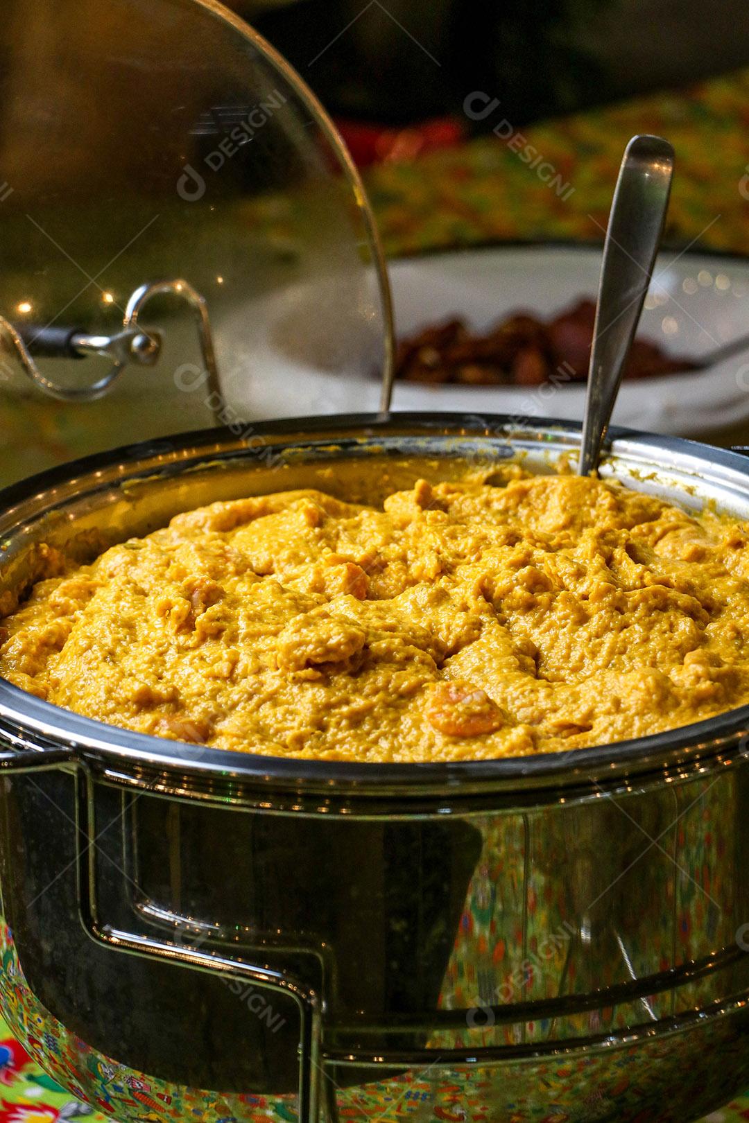 Panela de comida sobre uma mesa restaurante