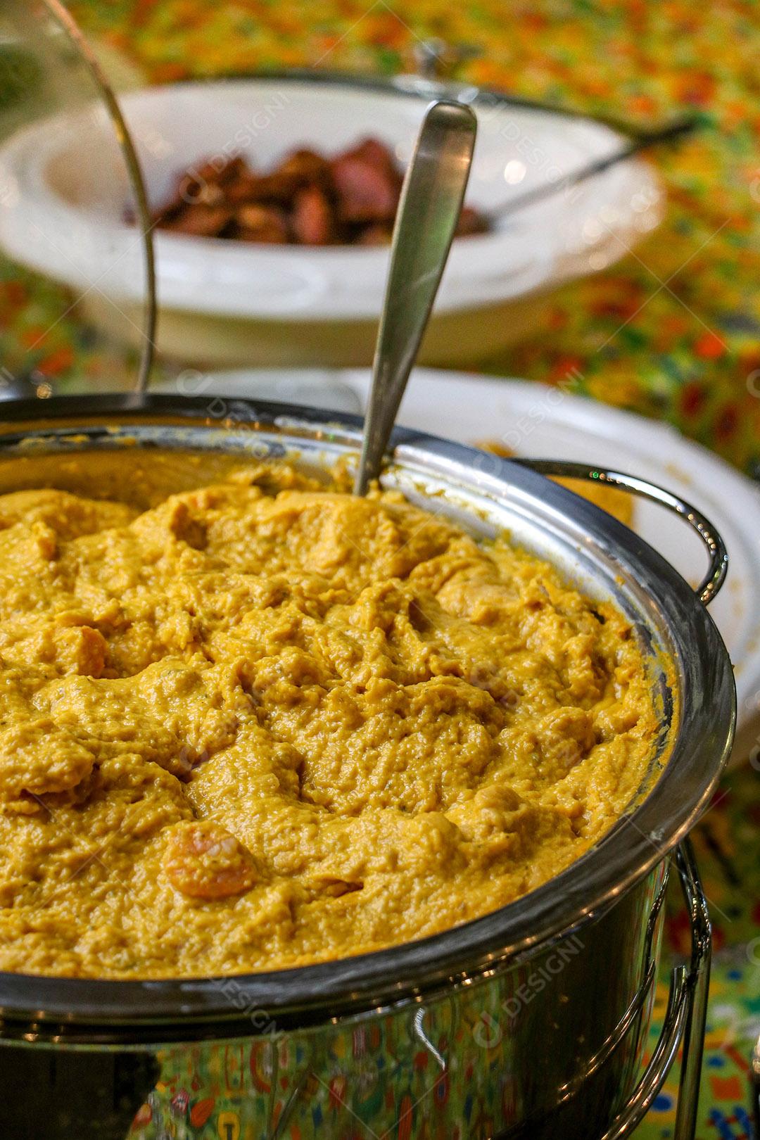 Panela de comida sobre uma mesa restaurante