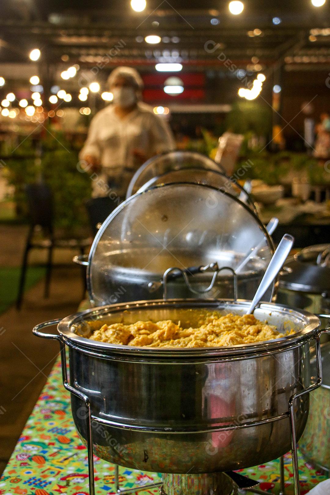 Panela de comida sobre uma mesa restaurante