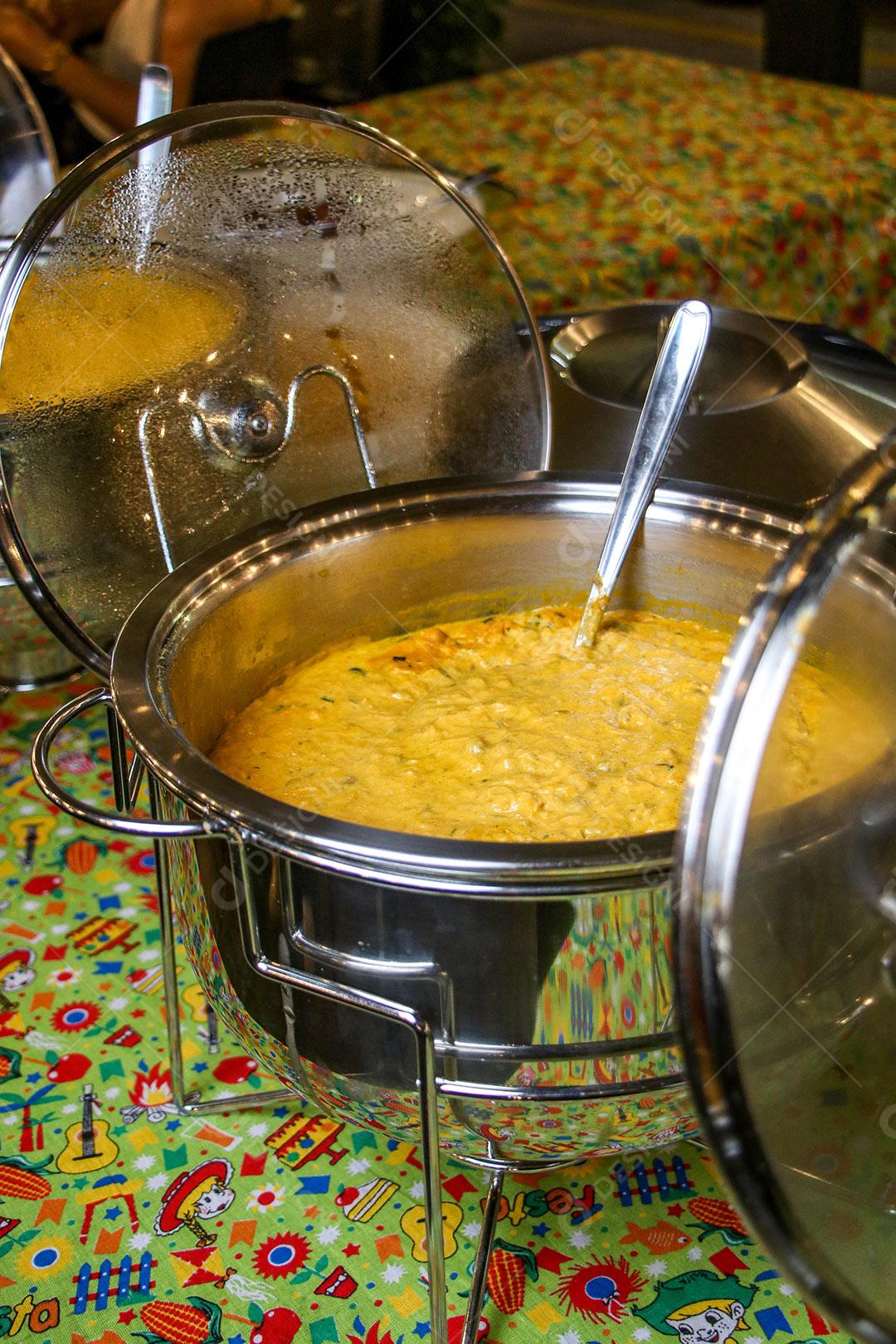 Panela de comida sobre uma mesa restaurante