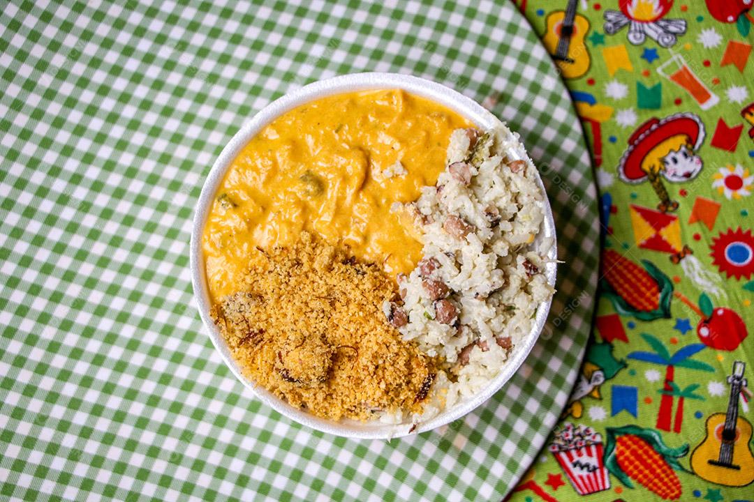 Prato de comida marmita arroz farofa purê de batata