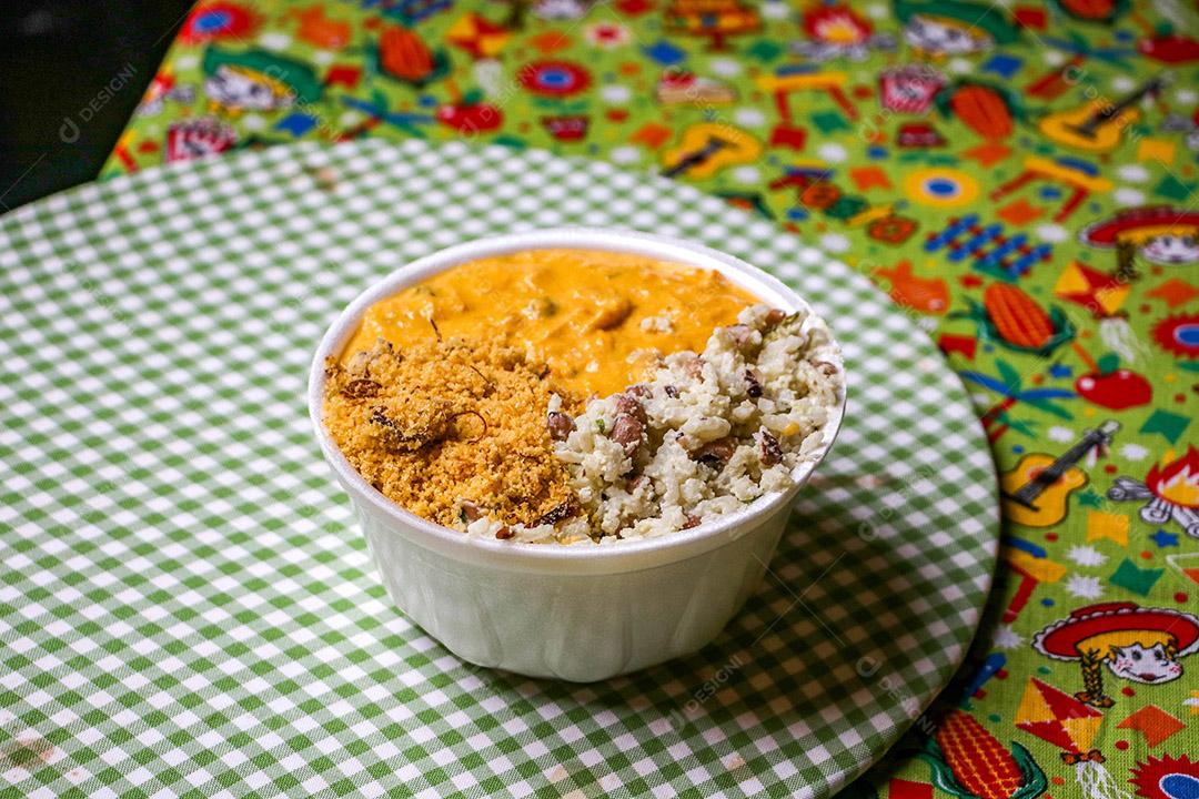 Prato de comida marmita arroz farofa purê de batata