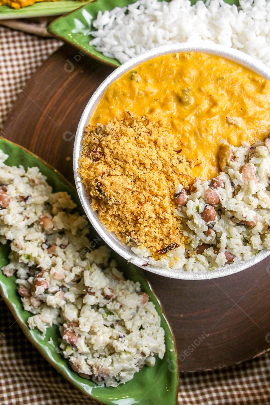 Prato de comida marmita arroz farofa purê de batata