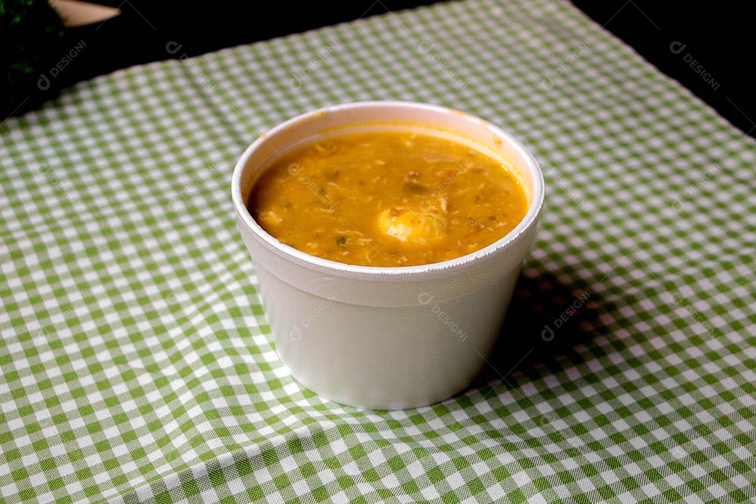 Comida caldo sobre marmita mesa restaurante