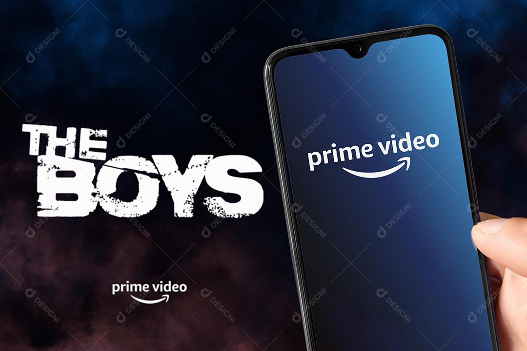 Smartphone com Amazon Prime App e logotipo The Boys ao fundo, 3 de junho de 2022, São Paulo, Brasil.
