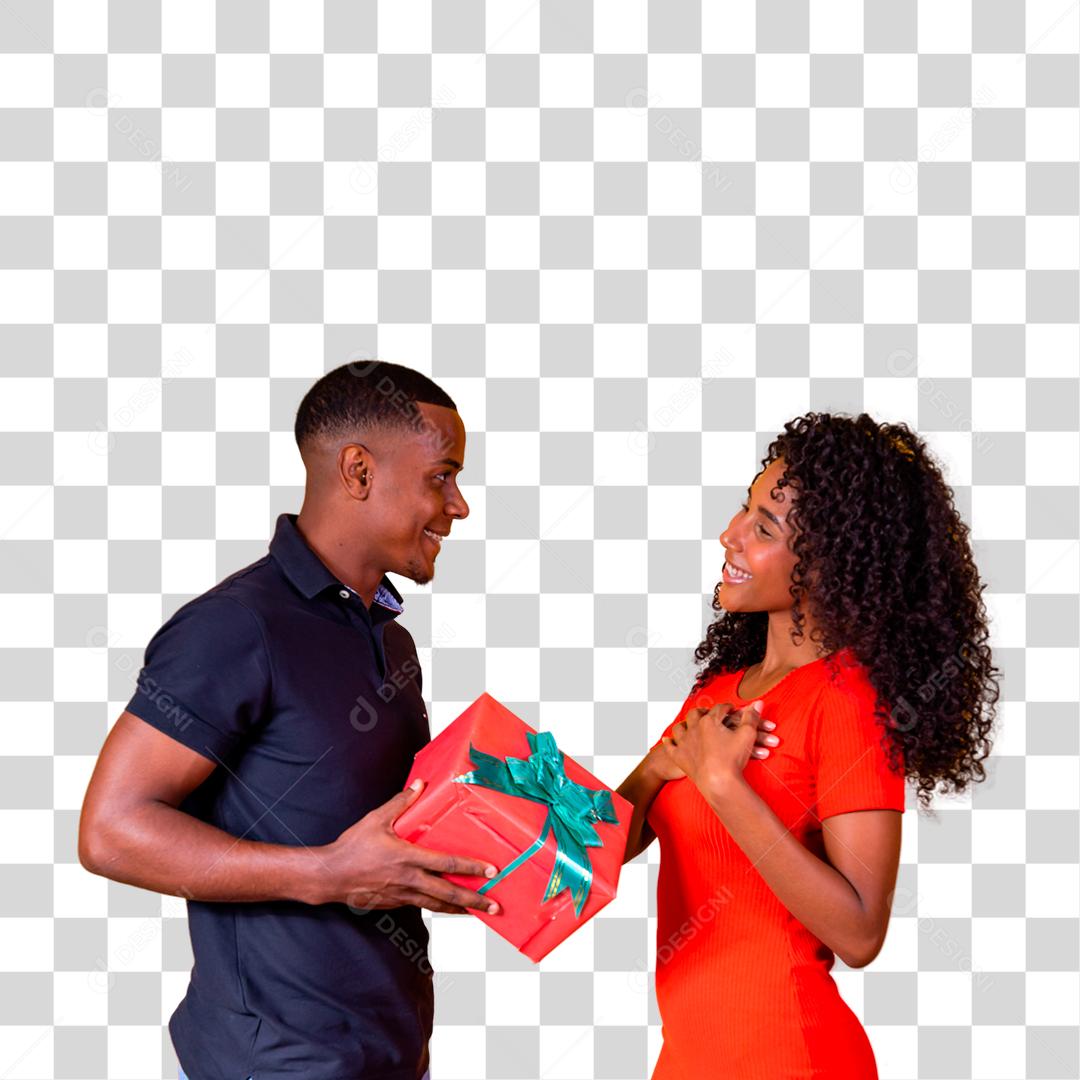 Jovem rapaz dando presente para sua namorada Dia dos Namorados