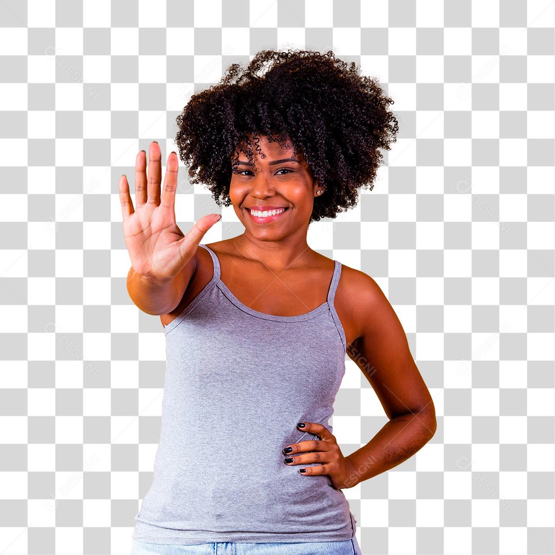 Mulher morena com cabelo encaracolado mostrando a palma da mão