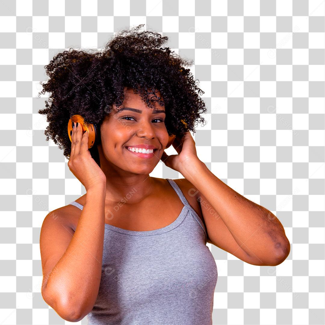 Mulher morena escutando musica com fones de ouvido