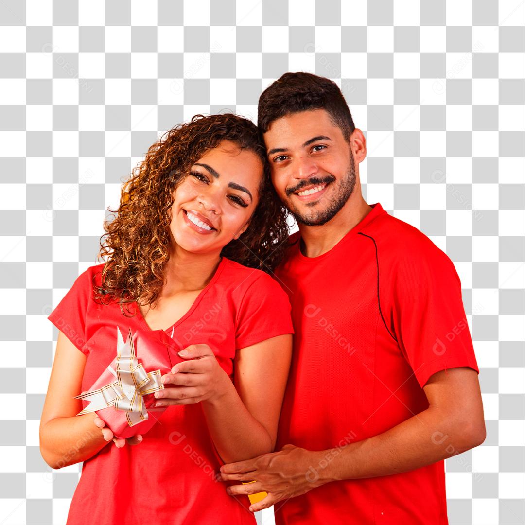 Casal de roupas vermelha sorrindo mulher segurando presente PNG Transparente