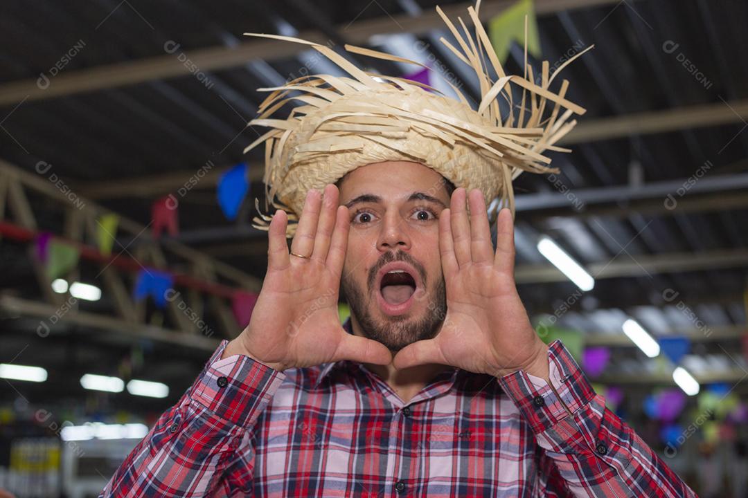 Homem bonito com roupas típicas da festa junina sorrindo