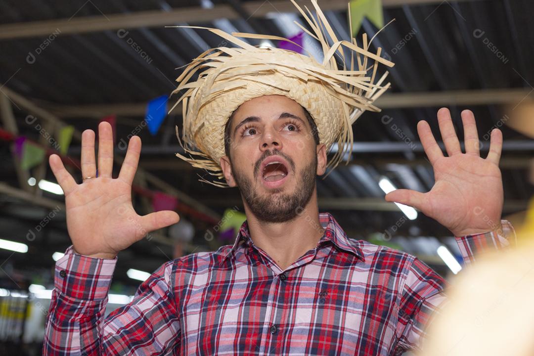 Homem bonito com roupas típicas da festa junina sorrindo