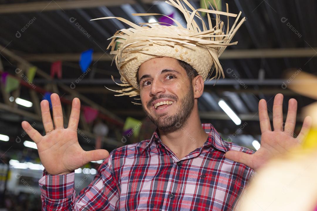 Homem bonito com roupas típicas da festa junina sorrindo