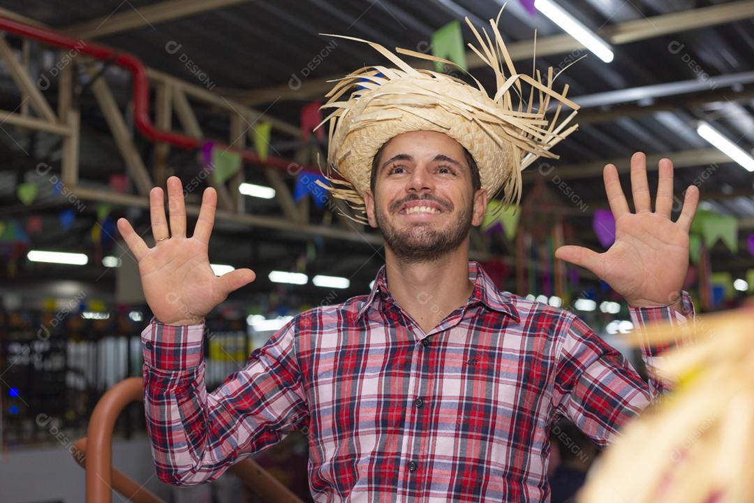 Homem bonito com roupas típicas da festa junina sorrindo