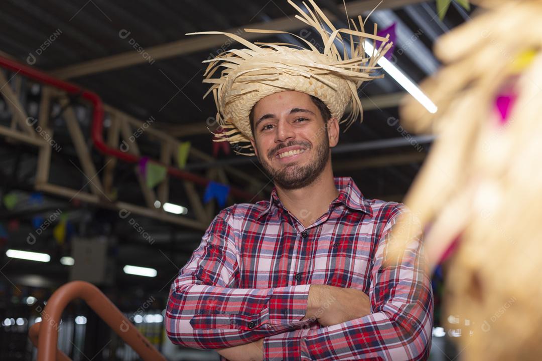 Homem bonito com roupas típicas da festa junina sorrindo