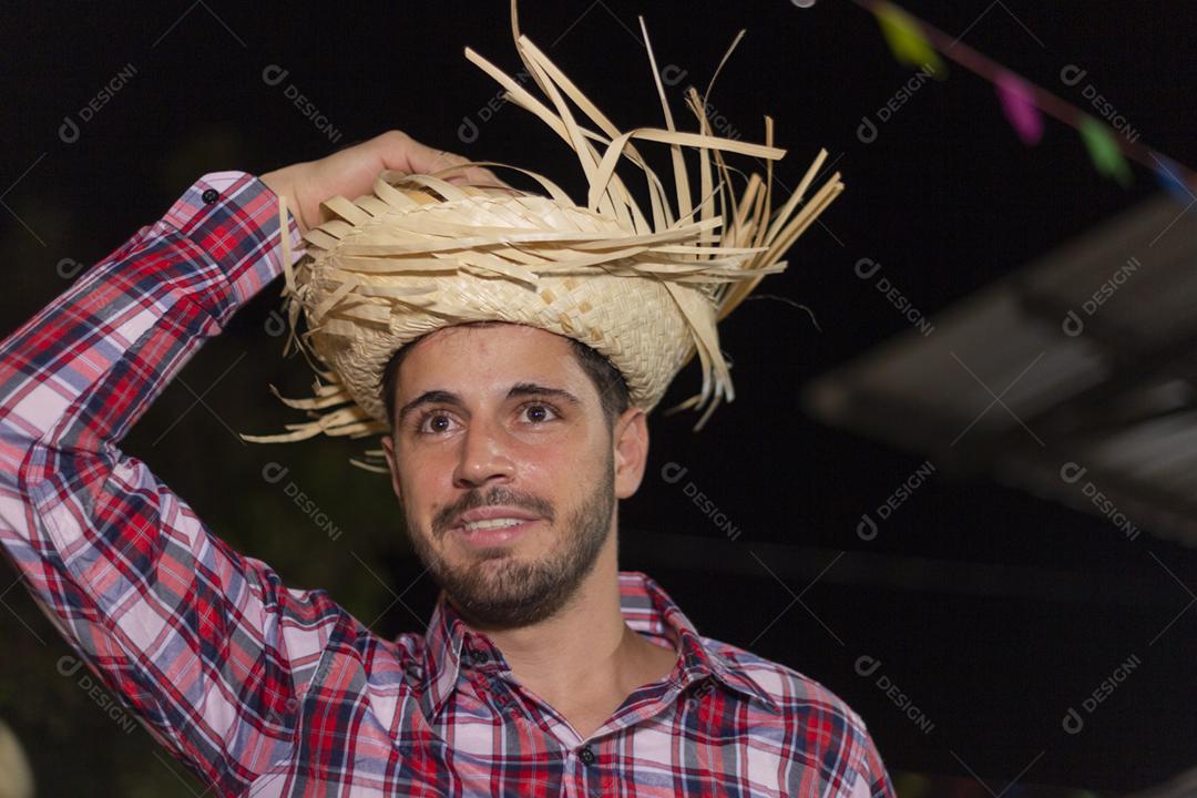 Homem bonito com roupas típicas da festa junina sorrindo