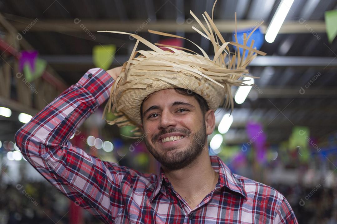 Homem bonito com roupas típicas da festa junina sorrindo