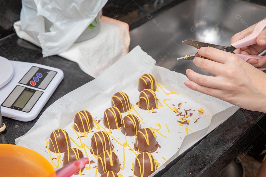 Trufas de chocolate caseiras. Deliciosa tentação doce. Abordado