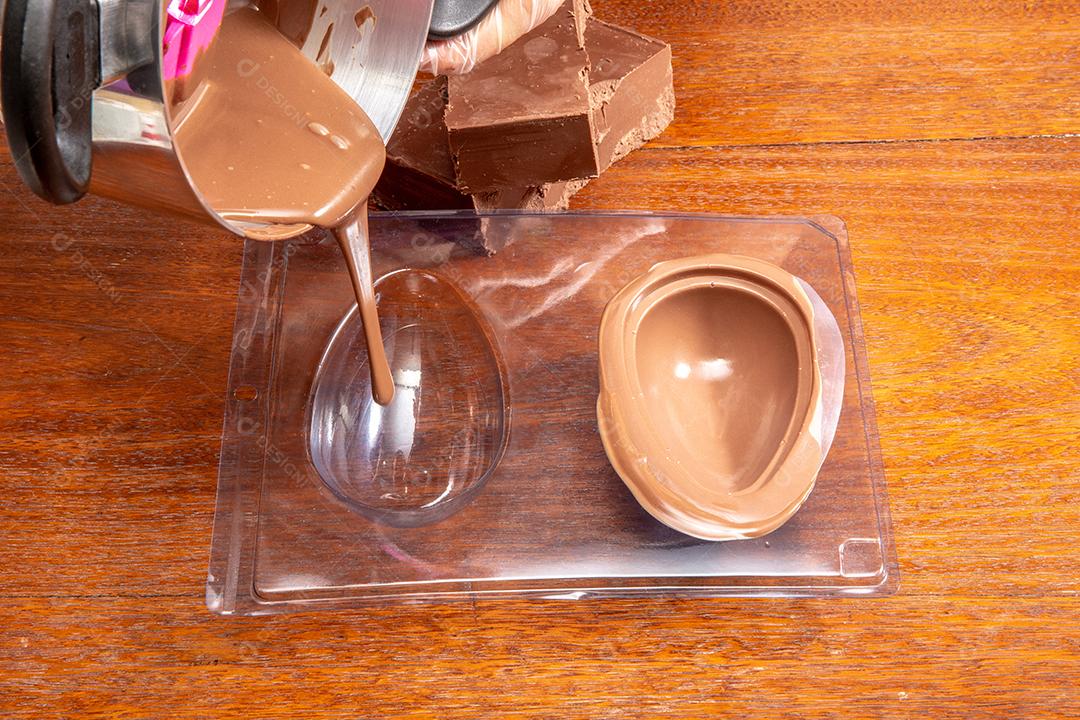 Fábrica de ovos de páscoa caseiro. Fazendo casca de ovo de páscoa