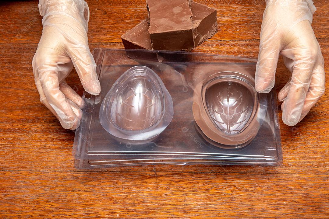 Fábrica de ovos de páscoa caseiro. Fazendo casca de ovo de páscoa.