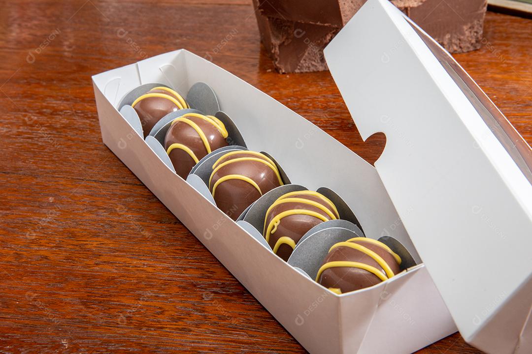 Trufas de chocolate caseiras. Deliciosa tentação doce. Abordado