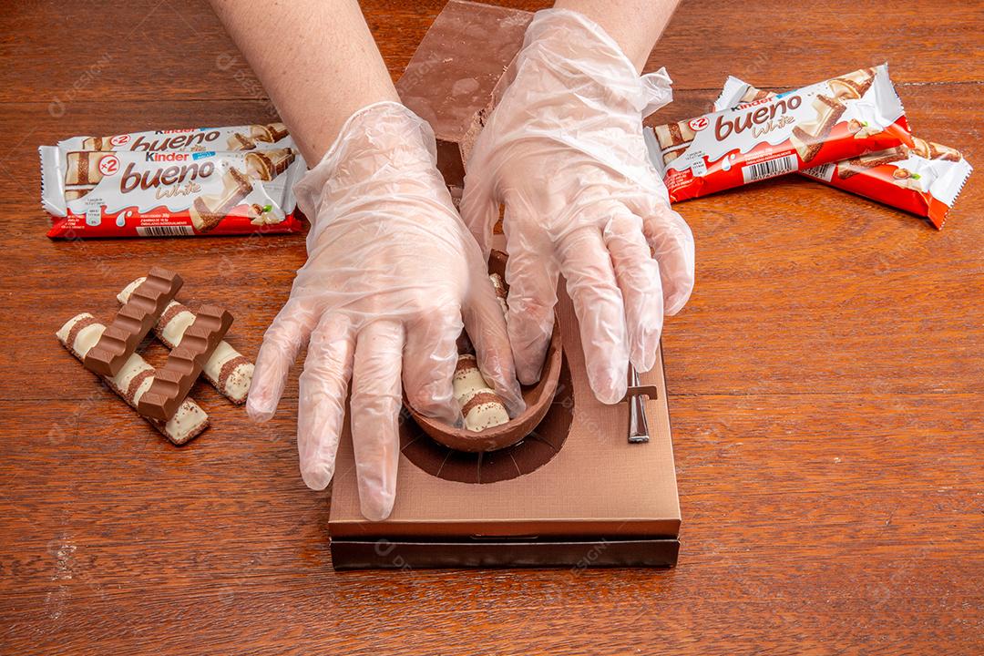 Ovo de pascoa de chocolate recheado com bombom