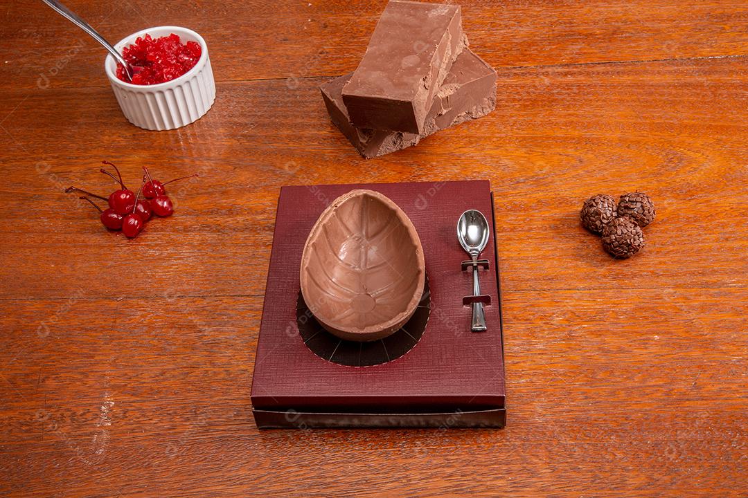 Ovo de Páscoa gourmet, recheado com chocolate cremoso e cereja vermelha
