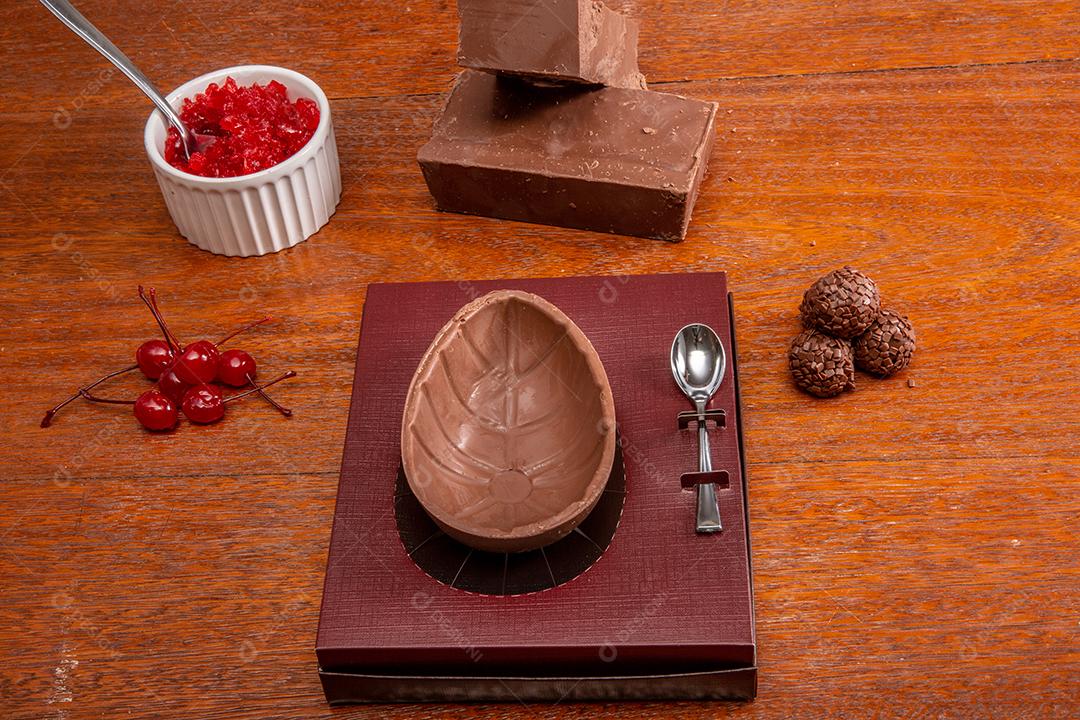 Ovo de Páscoa gourmet, recheado com chocolate cremoso e cereja vermelha
