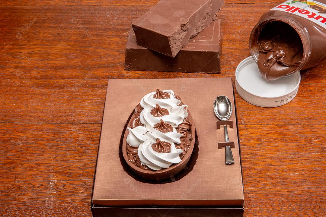 Ovo de Páscoa gourmet, recheado com chocolate.