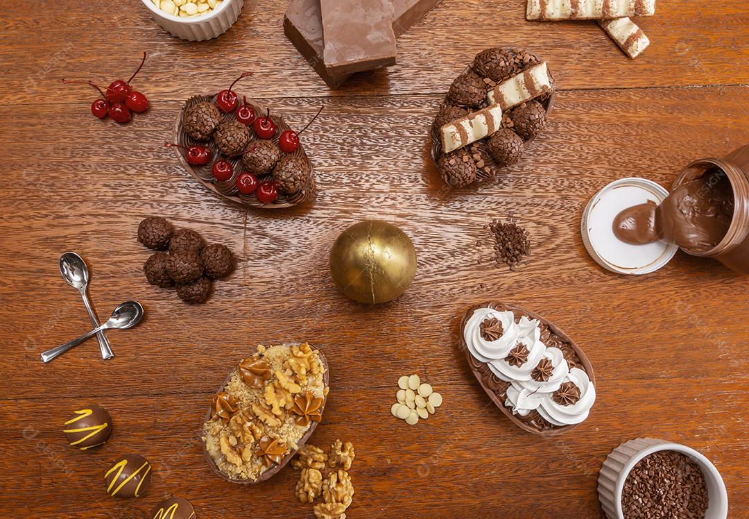 Ovo de chocolate com recheio de Páscoa em fundo de madeira.