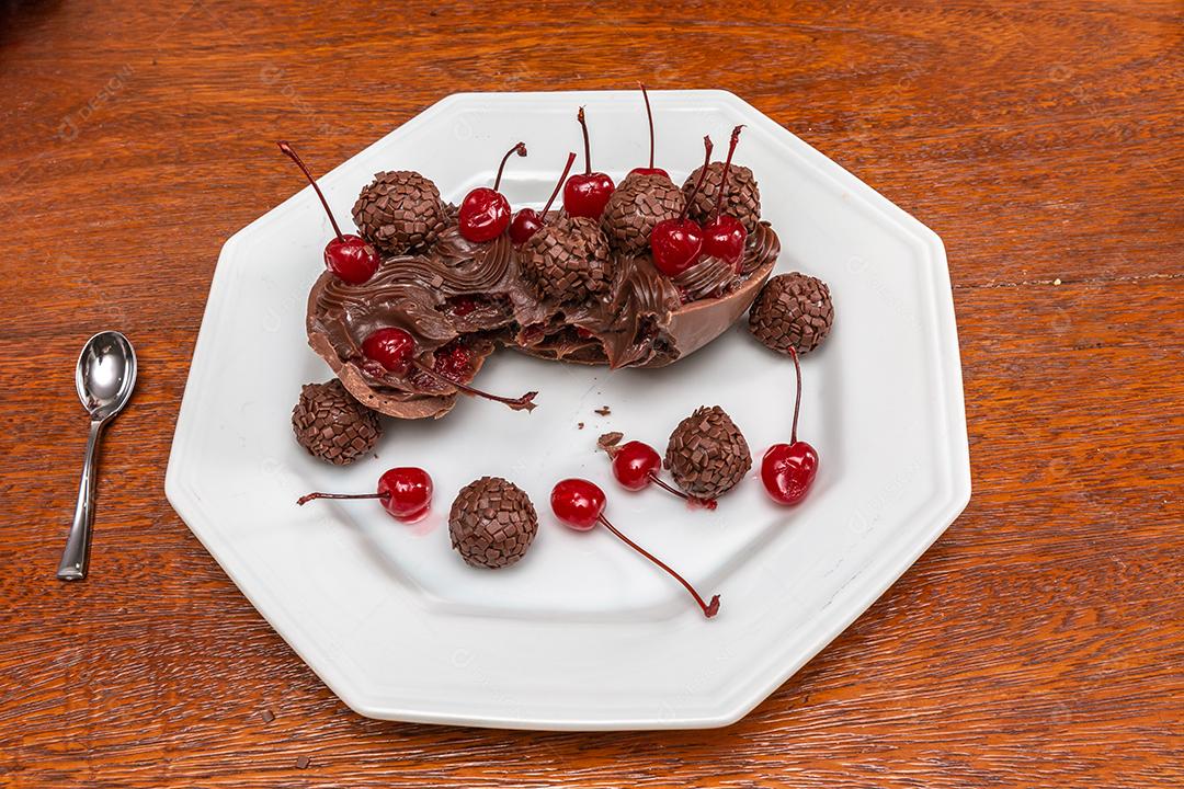 Ovo de Páscoa gourmet, recheado com chocolate cremoso e cereja vermelha