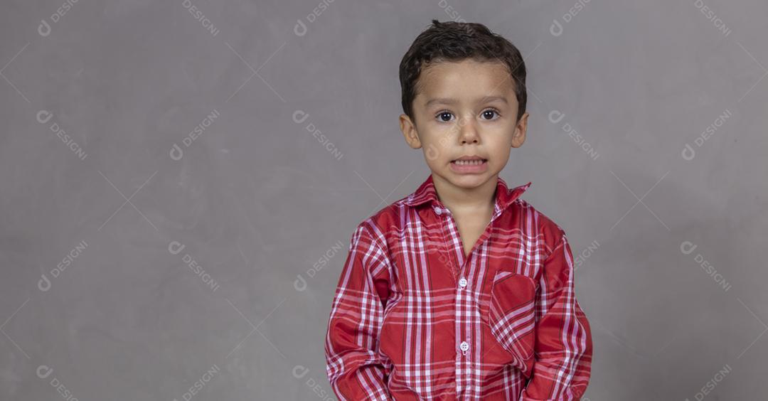 menino bonitinho vestindo roupas típicas para Festa Junina