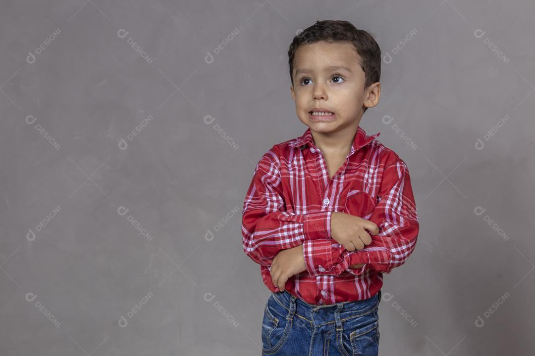 menino bonitinho vestindo roupas típicas para Festa Junina