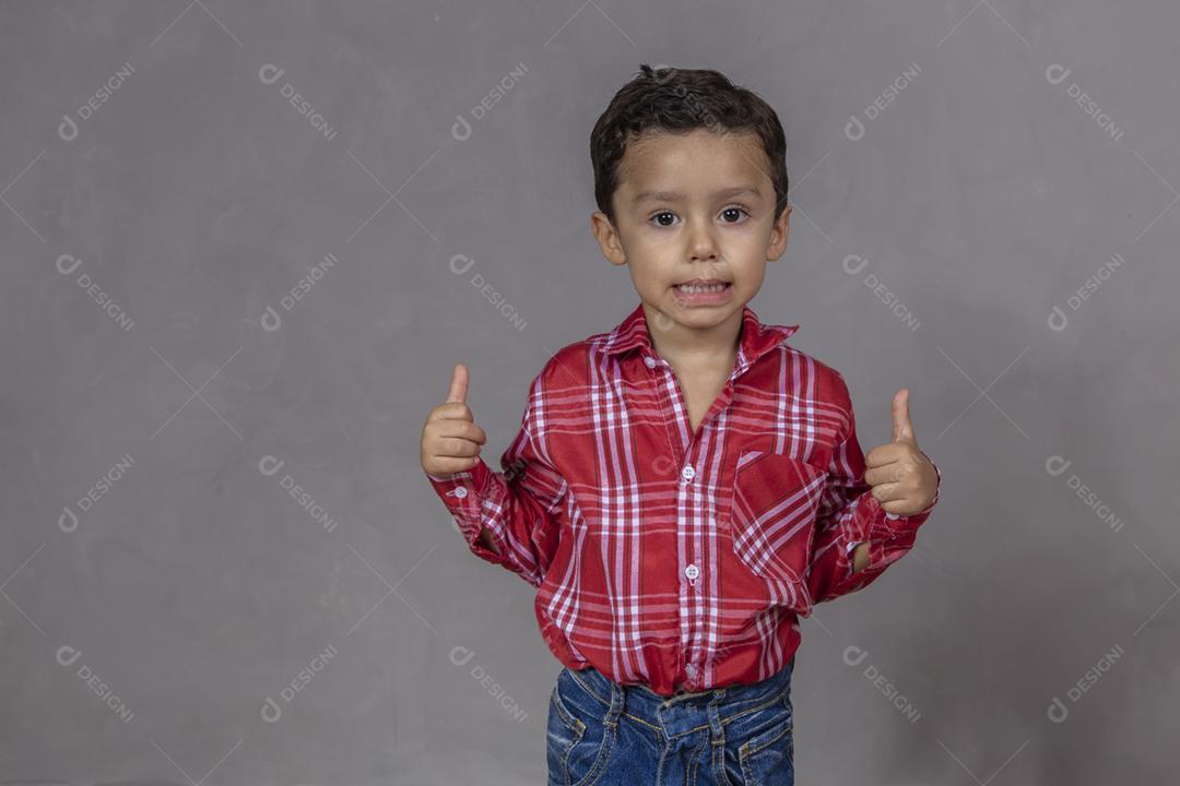 menino bonitinho vestindo roupas típicas para Festa Junina